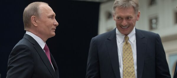 Президент РФ Владимир Путин и заместитель руководителя администрации президента РФ – пресс-секретарь президента РФ Дмитрий Песков - Sputnik Таджикистан