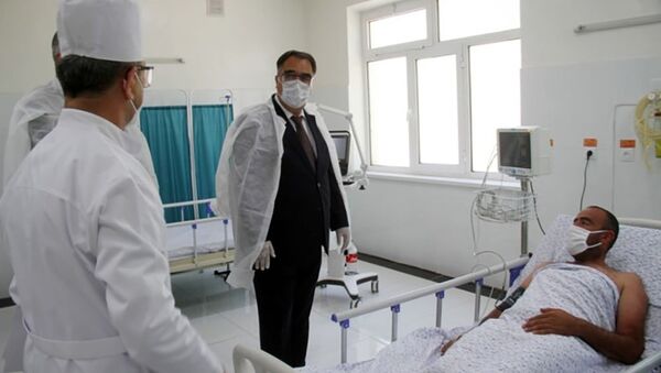 Председатель Согдийского области навестил Фазлиддина Фозилова, раненного при инцидент в Чоркух - Sputnik Таджикистан