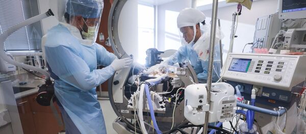 Медсестры ухаживают за пациентом COVID-19, архивное фото Медсестры ухаживают за пациентом COVID-19, архивное фото - Sputnik Таджикистан