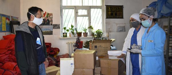 Донишгоҳи Осиёи Марказӣ ба беморхонаи Хоруғ дору тақдим кард - Sputnik Тоҷикистон