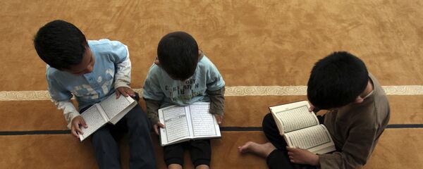 Дети читают Коран в мечети - Sputnik Таджикистан