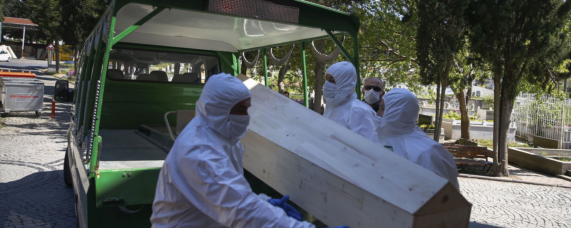 Работники морга погружают гроб с погибшим от коронавируса, архивное фото - Sputnik Тоҷикистон, 1920, 07.07.2021