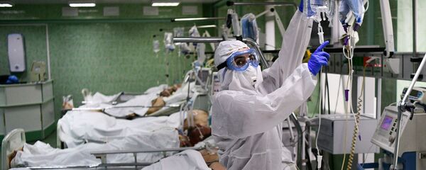 Врач и пациенты в отделении реанимации и интенсивной терапии Врач и пациенты в отделении реанимации и интенсивной терапии - Sputnik Таджикистан