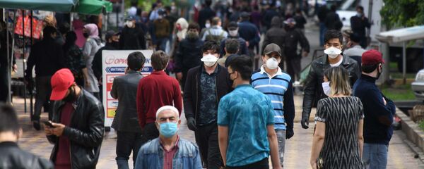Жители города Душанбе в защитных масках на улице Жители города Душанбе в защитных масках на улице - Sputnik Тоҷикистон