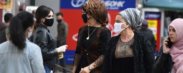 Жители города Душанбе в защитных масках на улице - Sputnik Тоҷикистон