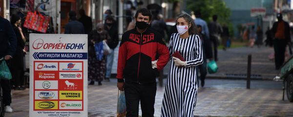 Жители города Душанбе в защитных масках на улице - Sputnik Тоҷикистон