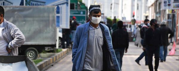 Мужчина в защитной маске на улице Мужчина в защитной маске на улице - Sputnik Таджикистан