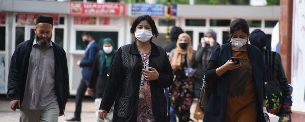 Жители города Душанбе в защитных масках на улице - Sputnik Тоҷикистон