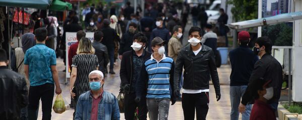 Жители города Душанбе в защитных масках на улице - Sputnik Таджикистан