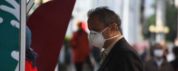 Мужчина в защитной маске - Sputnik Тоҷикистон