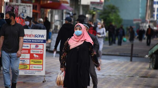 Женщина в защитной маске на улице города Душанбе - Sputnik Таджикистан