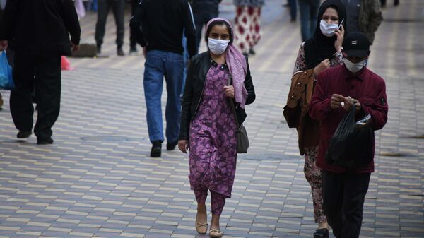 Жители города Душанбе в защитных масках на улице - Sputnik Тоҷикистон