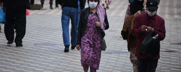 Жители города Душанбе в защитных масках на улице - Sputnik Тоҷикистон