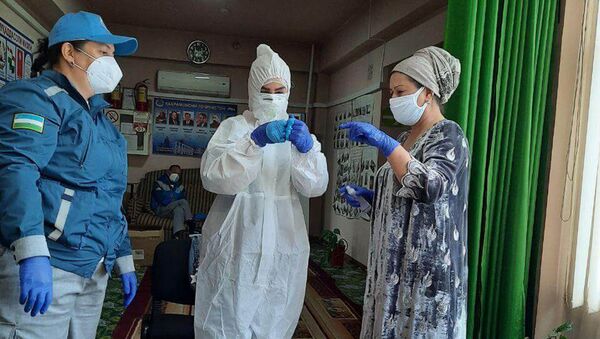 Специалисты здравоохранения Республики Узбекистан провели тренинг по методам ношения медицинской формы - Sputnik Таджикистан