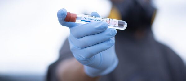 Пробирка с тестом на коронавирус в руках - Sputnik Тоҷикистон