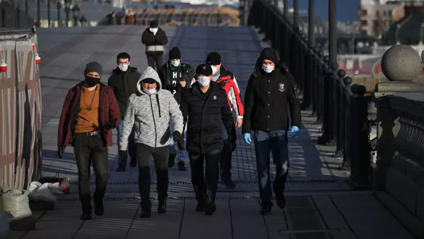 Пешеходы идут по Патриаршему мосту в Москве - Sputnik Тоҷикистон