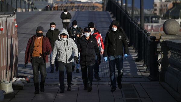 Пешеходы идут по Патриаршему мосту в Москве - Sputnik Таджикистан