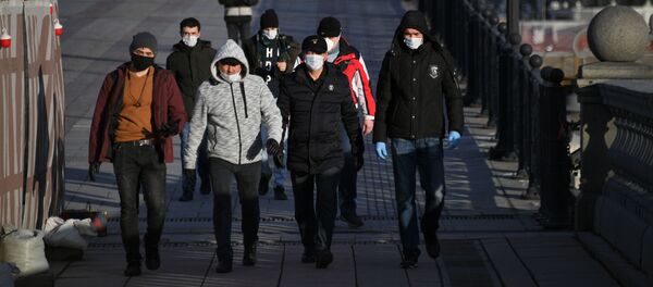 Пешеходы идут по Патриаршему мосту в Москве - Sputnik Тоҷикистон