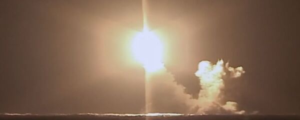 Запуск ракеты Булава с подводного крейсера Князь Владимир - Sputnik Таджикистан