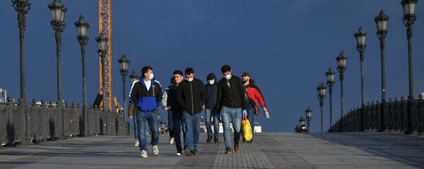 Трудовые мигранты идут по Патриаршему мосту в Москве - Sputnik Таджикистан