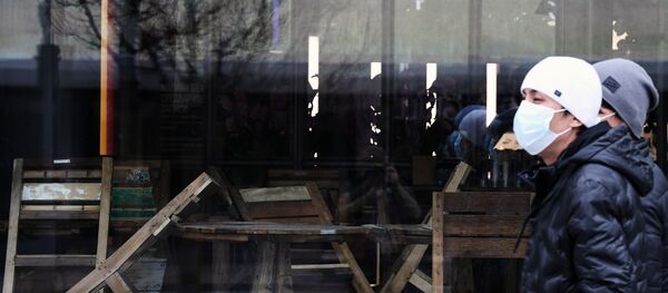 Люди в медицинских масках идут мимо закрытого кафе, архивное фото Люди в медицинских масках идут мимо закрытого кафе, архивное фото - Sputnik Таджикистан