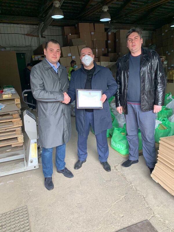 Кумаки як миллионӣ: ба муҳоҷирони ниёзманди Маскав 37 тонна маводи ғизоӣ доданд Кумаки як миллионӣ: ба муҳоҷирони ниёзманди Маскав 37 тонна маводи ғизоӣ доданд - Sputnik Тоҷикистон