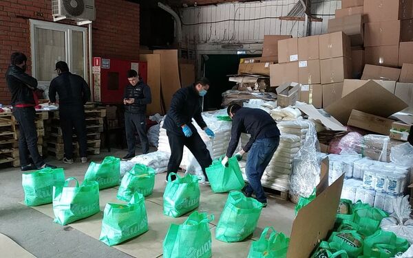 В Москве и Подмосковье нуждающимся мигрантам раздали 55 тон продуктов - Sputnik Тоҷикистон