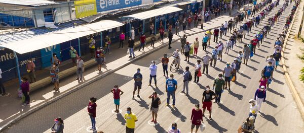 Очередь на рынок, устроенная по принципу социальной дистанции, в городе Пьюра, Перу - Sputnik Тоҷикистон