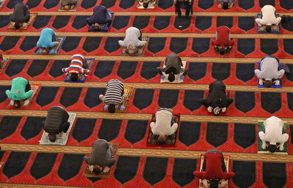 Пятничная молитва во время священного месяца Рамадан в мечети Мухаммеда аль-Амина в Бейруте - Sputnik Таджикистан
