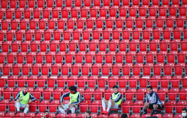 Футболисты на трибунах соблюдают социальную дистанцию во время матча ФК Юнион Берлин - Бавария в Берлине - Sputnik Таджикистан