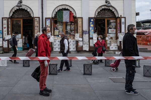 Итальянцы соблюдают социальную дистанцию в очереди на продовольственном рыке Porta Palazzo в Турине - Sputnik Таджикистан