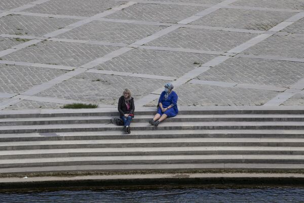 Женщины на набережной Сены в Париже - Sputnik Таджикистан