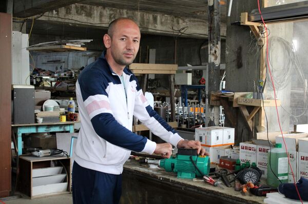 5 - сония “ҷанг” бо коронавирус: ихтироъи дастгоҳи безараргардонӣ дар Хуҷанд 5 - сония “ҷанг” бо коронавирус: ихтироъи дастгоҳи безараргардонӣ дар Хуҷанд - Sputnik Тоҷикистон