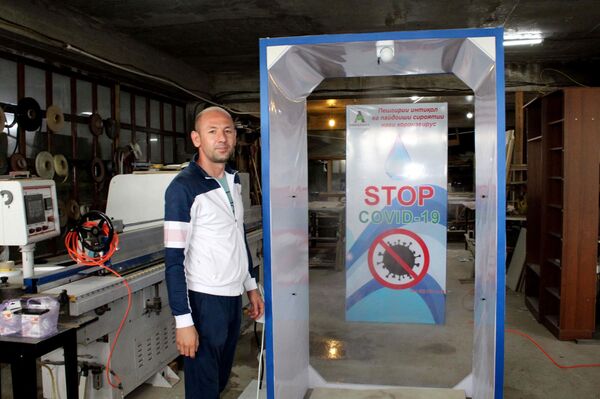 Убить за 5 секунд: таджикский плотник изобрел кабину от коронавируса - Sputnik Таджикистан