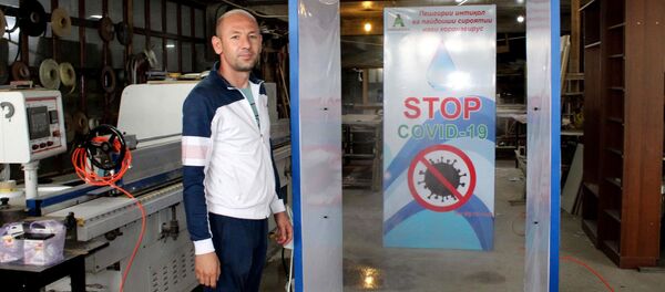 Фазлиддин Ахмедов и его необычная кабина для  дезинфекции от коронавируса - Sputnik Тоҷикистон