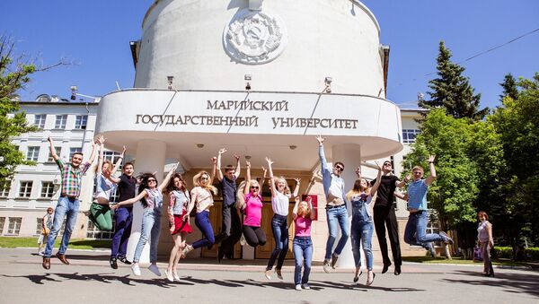 Студенты перед Марийским государственным университетом - Sputnik Таджикистан