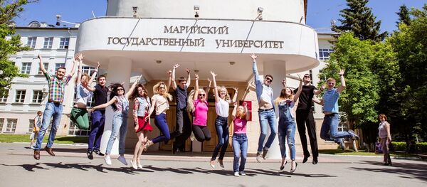 Студенты перед Марийским государственным университетом - Sputnik Таджикистан