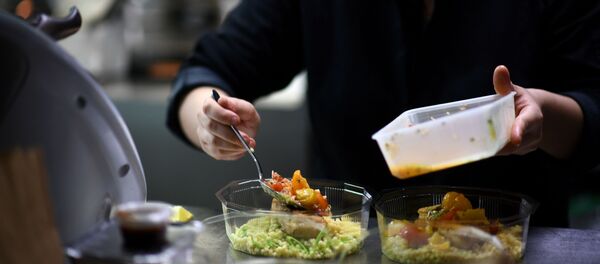 Повар готовит в ресторане в Париже еду на вынос - Sputnik Таджикистан