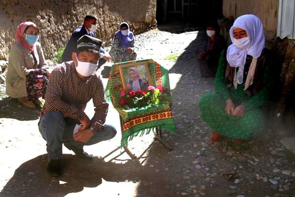 Таслияти Аҳмадзода ба ду хонавода, ки наздиконашон аз илтиҳоби шуш” даргузаштанд  - Sputnik Тоҷикистон