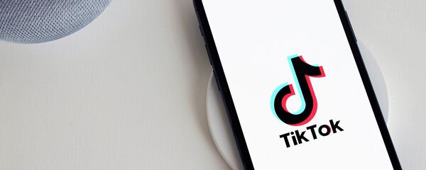 Прилижение Til Tok на смартфоне - Sputnik Таджикистан