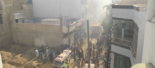 Первые кадры с места крушения пассажирского самолёта в Пакистане - YouTube - Sputnik Таджикистан