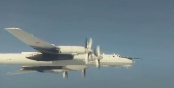 Противолодочные Ту-142МЗ совершили 12-часовой полёт над Тихим океаном Противолодочные Ту-142МЗ совершили 12-часовой полёт над Тихим океаном - Sputnik Таджикистан