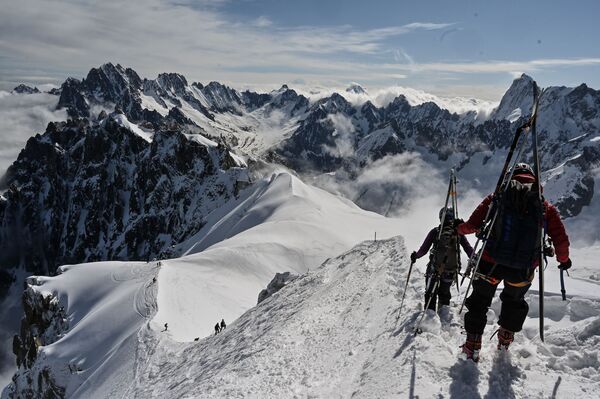 Альпинисты катаются на лыжах на Монблане, Франция - Sputnik Таджикистан