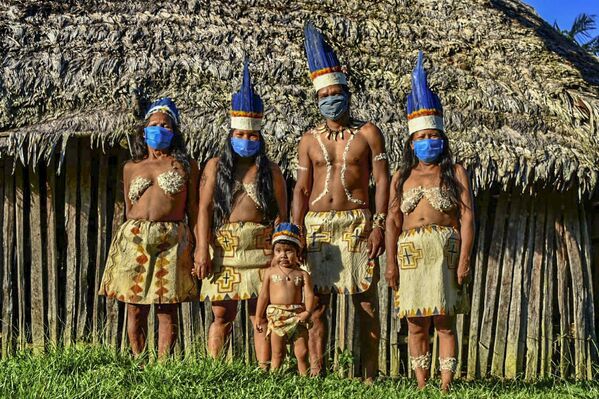 Индейцы уитото позируют в защитных масках, Колумбия - Sputnik Таджикистан