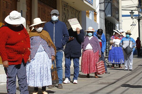 Перуанцы стоят в очереди в пенсионный фонд - Sputnik Таджикистан