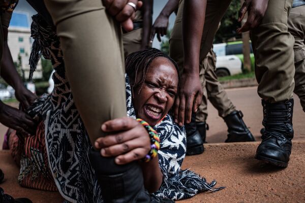 Активистка Стелла Ньянзи на акции протеста в Кампале, Уганда, связанной с распределением продовольствия среди незащищенных слоев населения из-за кризиса в результате распространения коронавируса - Sputnik Таджикистан