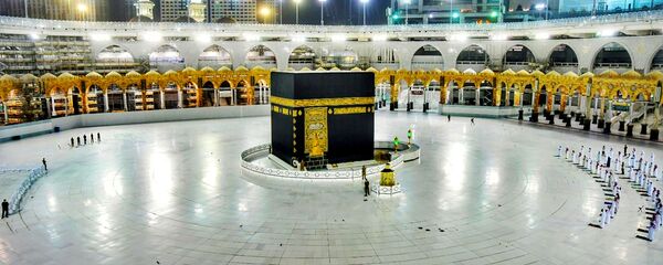 Верующие в мечети аль-Харам в Мекке молятся в священную ночь силы на фоне эпидемии коронавируса  - Sputnik Тоҷикистон
