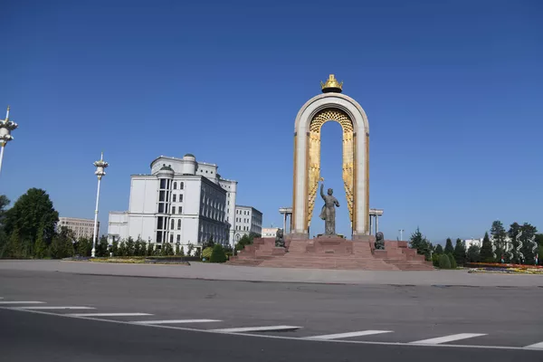 Душанбе площадь Дусти памятник Исмоилу Сомони Душанбе площадь Дусти памятник Исмоилу Сомони - Sputnik Тоҷикистон