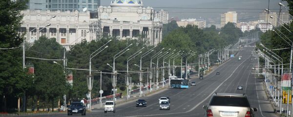 Опустевшие дороги в городе Душанбе Опустевшие дороги в городе Душанбе - Sputnik Таджикистан