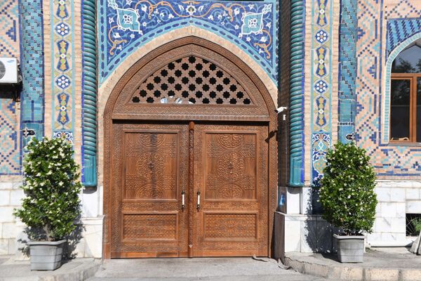Двери закрытой центральной мечети в Душанбе - Sputnik Таджикистан